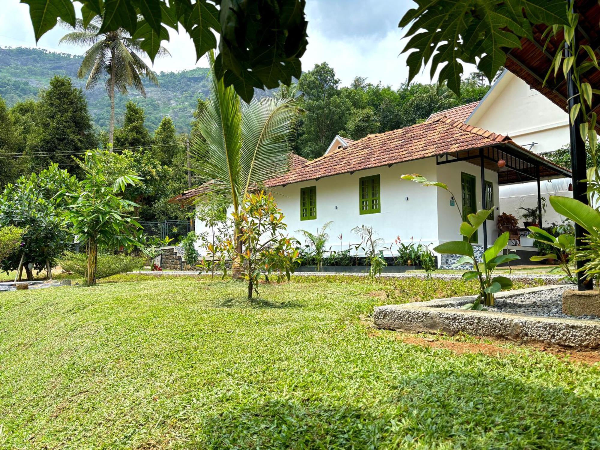 Calm Shack - 2 Bedroom-Boutique Farm Stay ムンナール エクステリア 写真